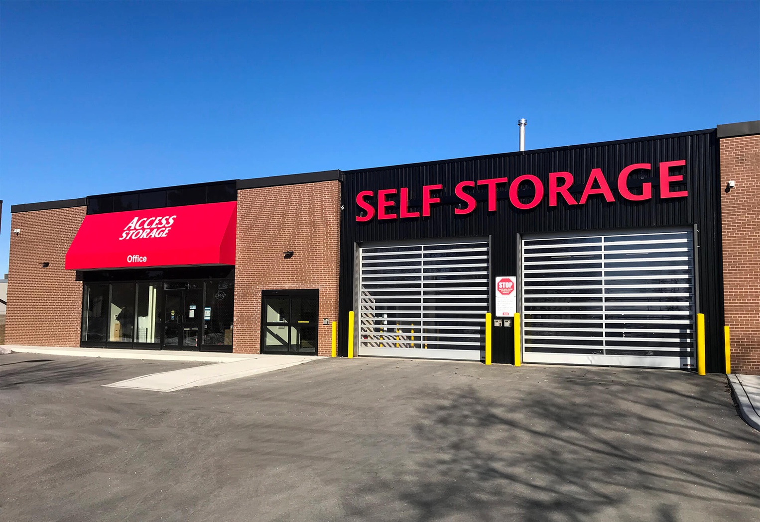Rent North York Leslie storage units at 150 Duncan Mill Rd. We offer a wide-range of affordable self storage units and your first 4 weeks are free!