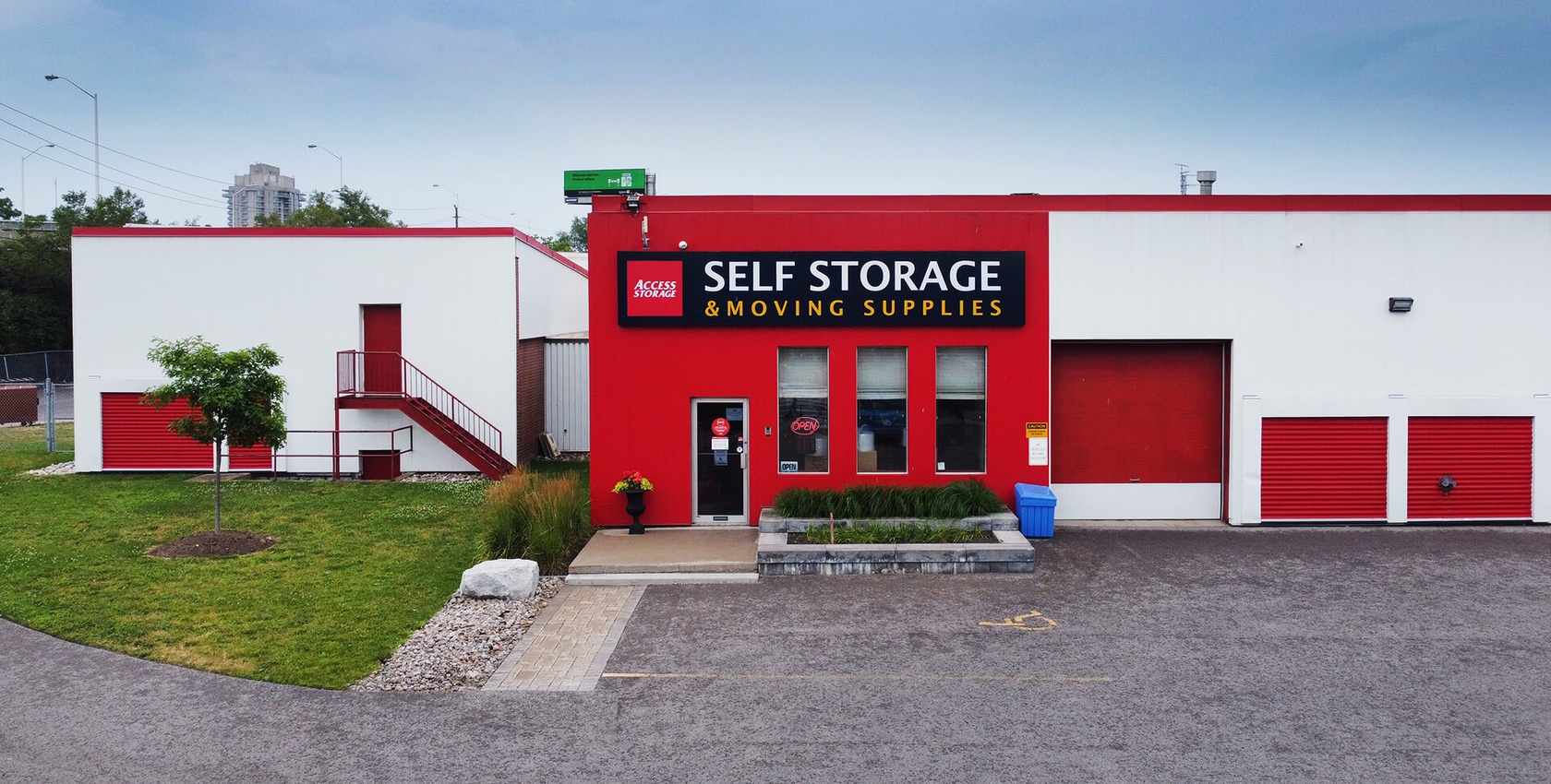 Rent North York storage units at 835 York Mills Rd. We offer a wide-range of affordable self storage units and your first 4 weeks are free!