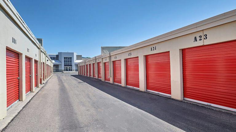 Rent Thornhill storage units at 32 Doncaster Avenue. We offer a wide-range of affordable self storage units and your first 4 weeks are free!