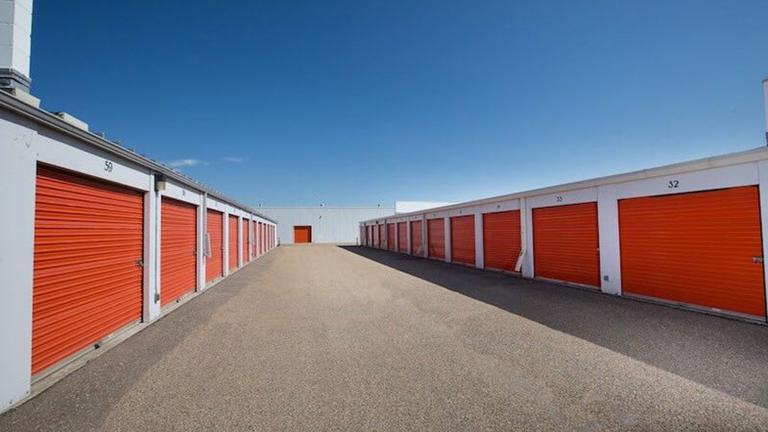 Rent Oakville storage units at 1195 North Service Road East. We offer a wide-range of affordable self storage units and your first 4 weeks are free!