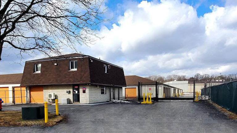 Rent Oakville storage units at 1195 North Service Road East. We offer a wide-range of affordable self storage units and your first 4 weeks are free!